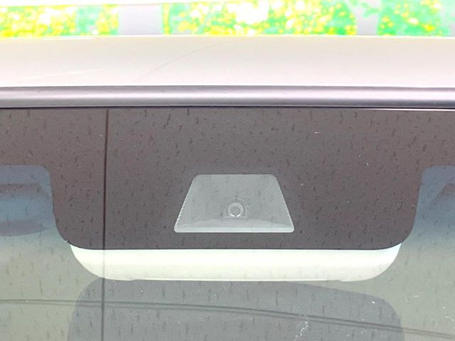 【ホンダセンシング】走行中に前方の車両等を認識し、衝突しそうな時は警報とブレーキで衝突回避と被害軽減をアシスト。より安全にドライブをお楽しみいただけます。