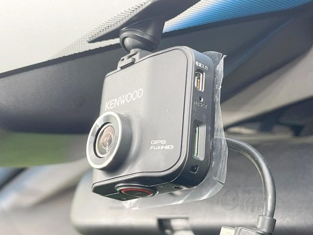 【ドライブレコーダー】安心・安全なカーライフに必須のドライブレコーダーを装備!走行中はもちろん、あおり運転や事故に遭遇した際の状況も映像で記録し、万一のリスクに備えます。