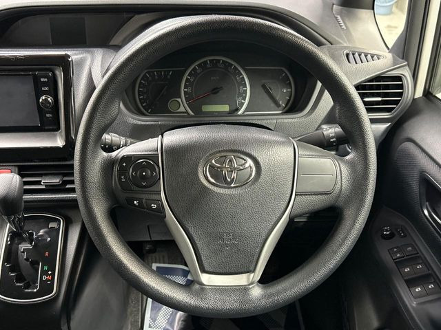 �C���e���A�ɍ��킹���f�U�C���̃X�e�A�����O�́A�^�]�������̂��Ƃ��l���A�^�]���₷���`��A�傫���ł��B�����x�A���ۂɐG���Ă��m���߂��������B