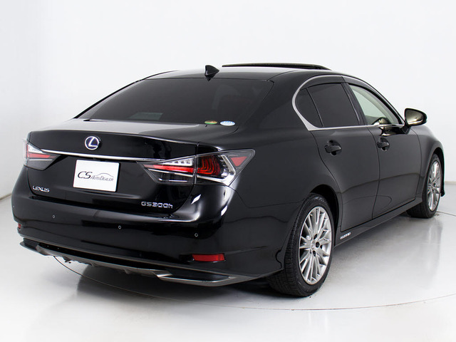 個性的なリアビューで御座います。精悍な佇まいは高級車ならではです。