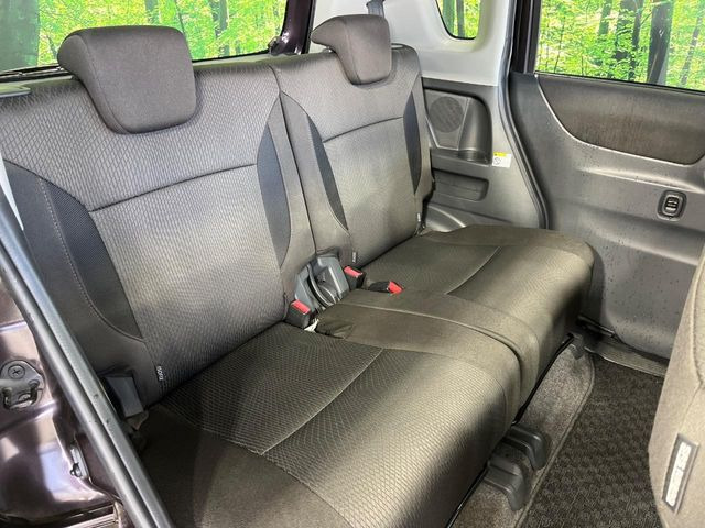 後部座席も気になるようなキズ・汚れやへたり等、大きなダメージはなく、良好な状態です。