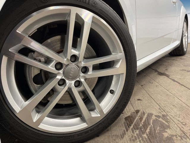 ●純正18インチアルミホイール:輸入車ならではの卓越した走りを支えるホイールと足回りです!日本車の走りに慣れている方にもぜひ体感して頂きたいほど、高いレベルでまとまっています!
