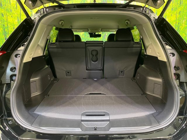 積み下ろしのしやすいデッキにはたっぷりと荷物を積み込んでいただけます。遊びから仕事まで、様々なシーンで頼れます♪