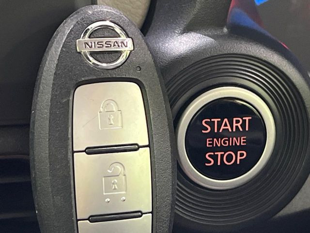 【インテリジェントキー】カバンやポケットに入れたままでもドアの施錠・解錠が可能なスマートキーを装備。エンジンのオン・オフ時もカギを取り出す必要が無いからとっても便利です♪