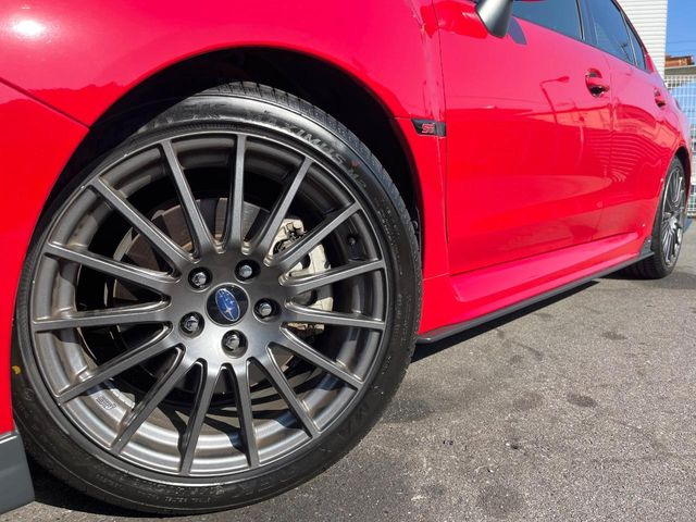 �y�O���[�h��p����18�C���`�A���~�z�C�[���z�f�U�C�����̍��������A���~�z�C�[���𑕒����Ă���܂��B�e��ЊO�A���~�z�C�[����A�X�^�b�h���X�^�C�����戵�����Ă���܂��B���񂲑��k����������