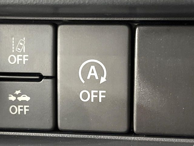 【アイドリングストップ】赤信号や渋滞で停車した際にエンジンを停止し、無駄な燃料の消費を抑えます。燃費向上や環境保護につなげる機能♪エンジンはブレーキを離せば再始動します。