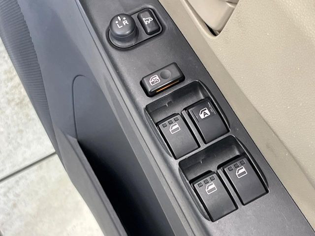 【電動格納ミラー】サイドミラーは電動格納式となっており、狭い駐車場でもキズがつくリスクを抑えられます。