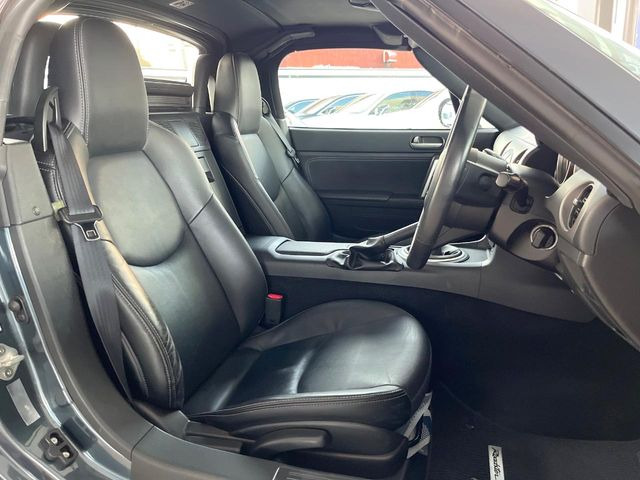 【黒革シート】上質な本革を使用し、高級感あふれる黒革シート。常に体に触れる部分だから、座り心地の良さにはこだわりたいですね♪汚れの付着や劣化を抑制する内装コーティング施工もおススメですよ♪