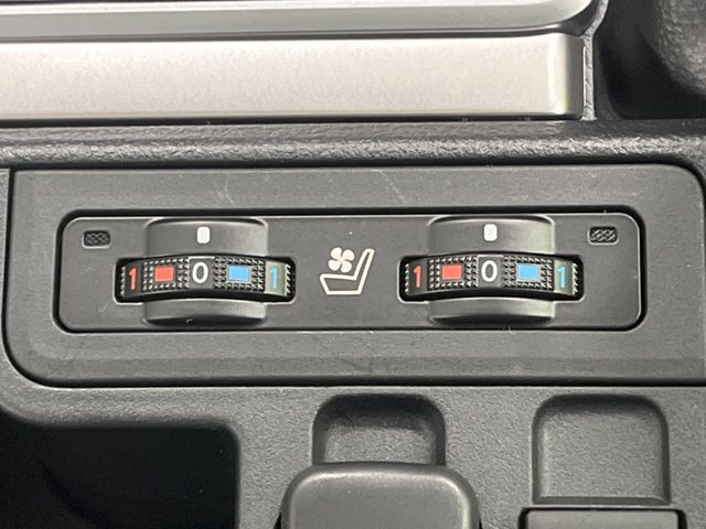 【シートベンチレーション】夏場は涼しい風でお尻や背中の熱やムレを防ぎ、冬はエアコンよりも早く温まってポカポカに!季節を問わず快適に過ごせます。