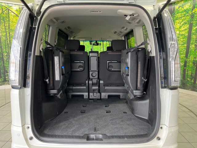 後席を格納すると、これだけの広さが!シーンに合わせたシートアレンジで、大きな荷物も積むことが出来ます♪