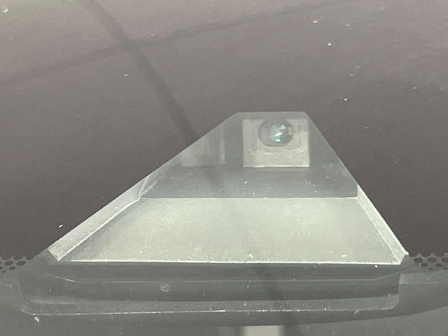 【インテリジェントエマージェンシーブレーキ】フロントカメラで前方の車両や歩行者を検知。衝突しそうな時は衝突被害軽減ブレーキが作動、衝突回避をサポート。より安全にドライブをお楽しみいただけます。