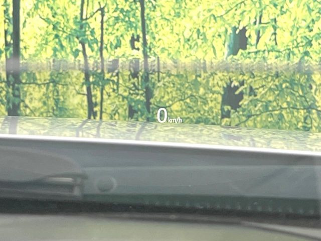 【ヘッドアップディスプレイ】現在の速度や走行情報をデジタル表示で運転席前方のガラスに投影!運転中、目線をずらさず必要な情報を確認できるのでとっても便利で安心!