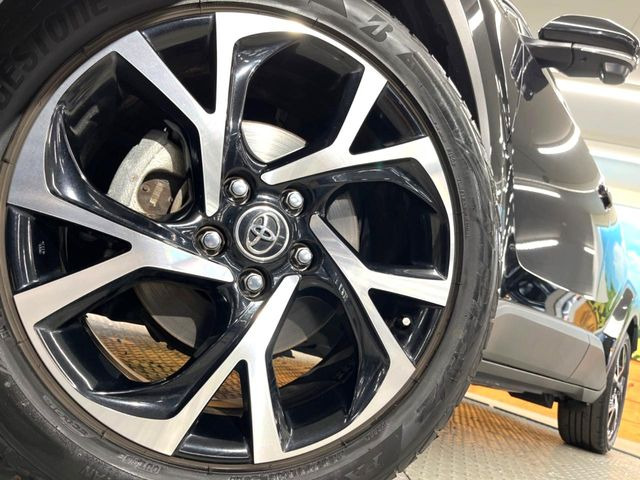 �y����18�C���`�A���~�z�C�[���z�O�ςɃ}�b�`���������A���~�z�C�[���𑕒����Ă���܂��B�e��ЊO�A���~�z�C�[����A�X�^�b�h���X�^�C�����戵�����Ă���܂��B���񂲑��k����������