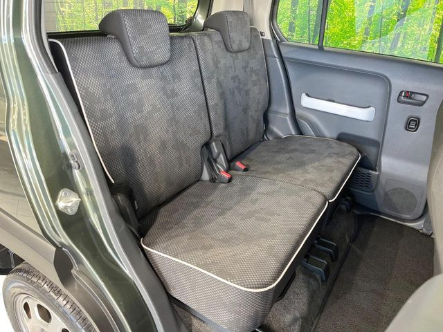 後部座席も気になるようなキズ・汚れやへたり等、大きなダメージはなく、良好な状態です。