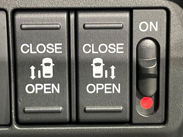 【両側パワースライドドア】スマートキーや運転席のスイッチで後席両側スライドドアの開閉が可能♪電動だから力を入れてドアを開ける必要が無く、小さなお子様でも簡単に開け閉めでき快適です♪