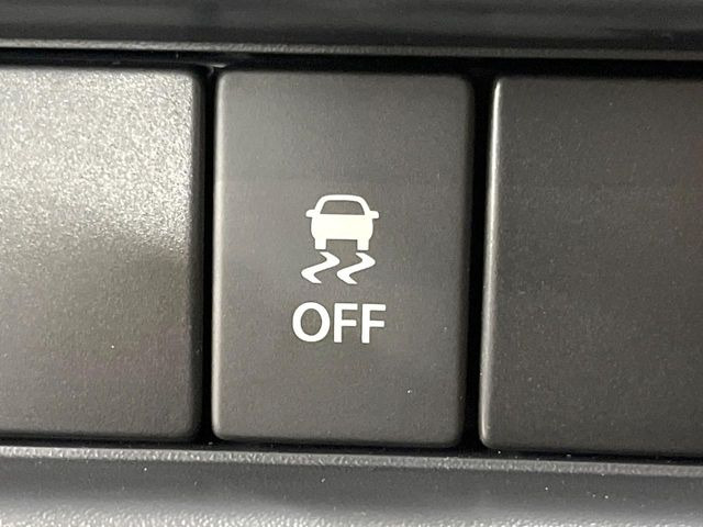 【横滑り防止装置】車両の横滑りを感知すると、自動的に車両の進行方向を保つように車両を制御します。雨の日など滑りやすい路面状況でも安全な運転が可能です。