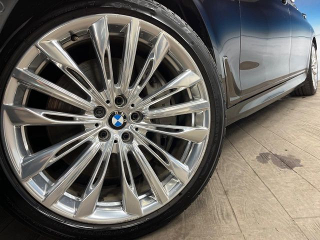 ●純正20インチアルミホイール:輸入車ならではの卓越した走りを支えるホイールと足回りです!日本車の走りに慣れている方にもぜひ体感して頂きたいほど、高いレベルでまとまっています!