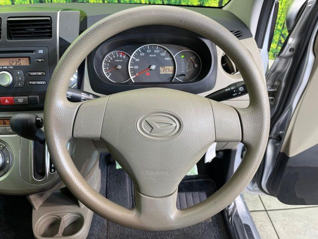 インテリアに合わせたデザインのステアリングは、運転される方のことも考え、運転しやすい形状、大きさです。是非一度、実際に触ってお確かめください。