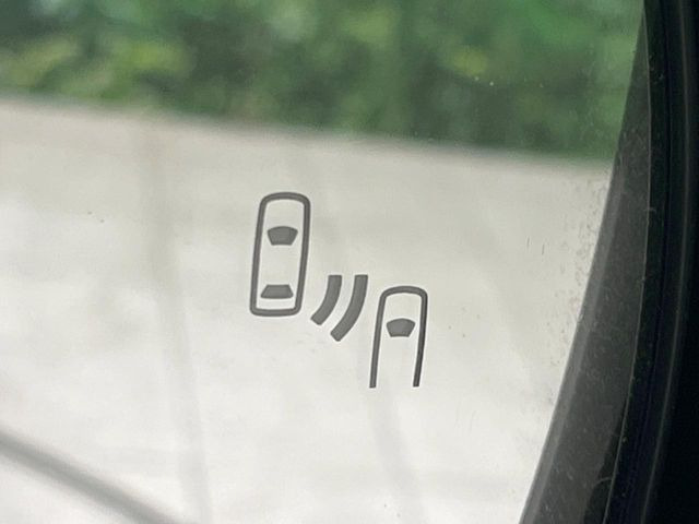 【ブラインドスポットモニター】走行中、ドアミラーの死角になりやすい箇所に後続車が接近するとサイドミラーのレンズに警告を表示!ドライバーに注意喚起をしてくれます。