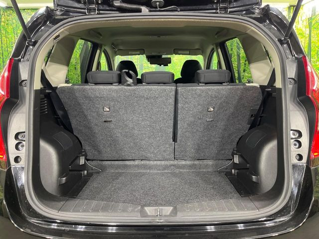 積み下ろしのしやすいデッキにはたっぷりと荷物を積み込んでいただけます。遊びから仕事まで、様々なシーンで頼れます♪