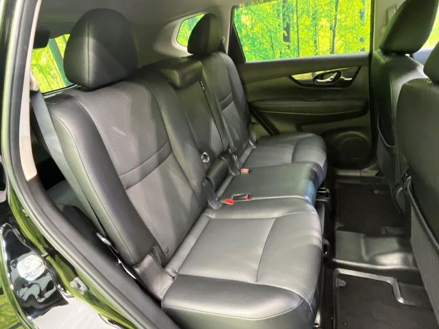 後部座席も気になるようなキズ・汚れやへたり等、大きなダメージはなく、良好な状態です。