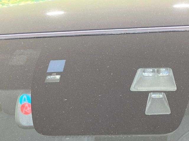 【スマートシティブレーキサポート】低速走行中に前方の車両等を認識し、衝突しそうな時は警報とブレーキで衝突回避と被害軽減をアシスト。より安全にドライブをお楽しみいただけます。