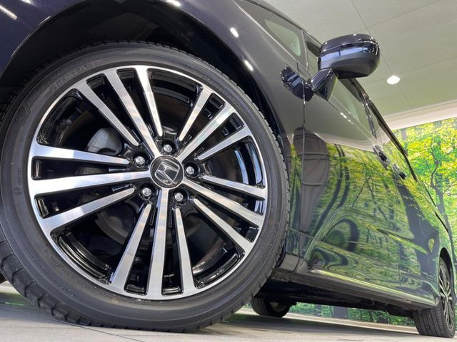 【純正18インチアルミホイール】外観にマッチした純正アルミホイールを装着しております。各種社外アルミホイールや、スタッドレスタイヤも取扱いしております。是非ご相談ください♪