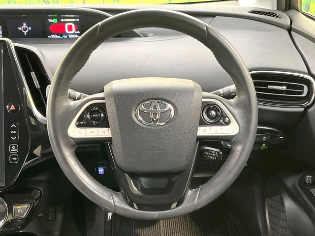 インテリアに合わせたデザインのステアリングは、運転される方のことも考え、運転しやすい形状、大きさです。是非一度、実際に触ってお確かめください。