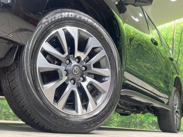 【純正19インチアルミホイール】外観にマッチした純正アルミホイールを装着しております。各種社外アルミホイールや、スタッドレスタイヤも取扱いしております。是非ご相談ください♪