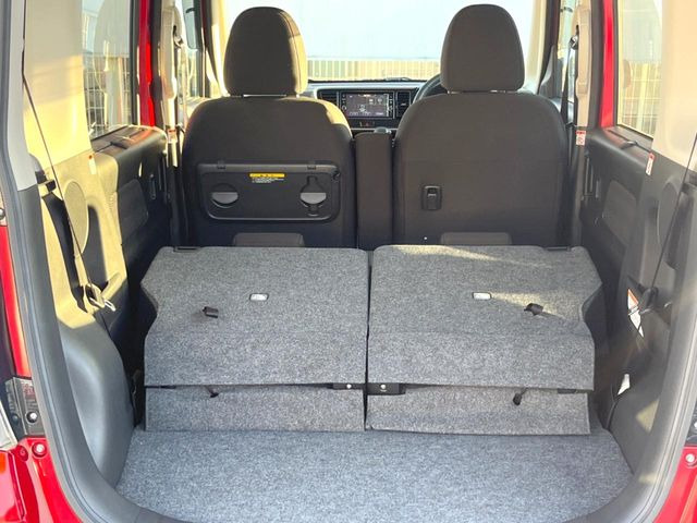 ���i�̂���������ʋ΁A���}���ɏ\���ȉ׎��X�y�[�X���m�ۂ��Ă���܂��B�Z�J���h�V�[�g��|���ƁA�傫�ȉו��̐ύڂ��\�ł���