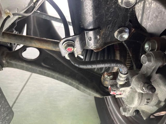 お車を安心してお乗りいただく為には、足回りの定期点検が欠かせません。サービスサポート(有償保証)では無料点検もご提供しており、安心のカーライフをお過ごしいただけるサポート体制が整っています。