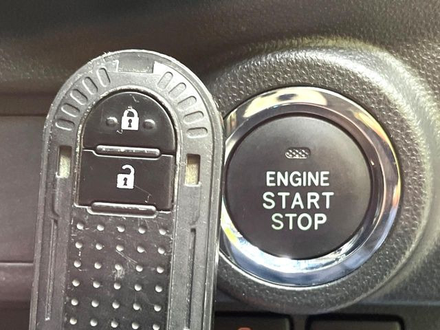 【キーフリーシステム】カバンやポケットに入れたままでもドアの施錠・解錠が可能なスマートキーを装備。エンジンのオン・オフ時もカギを取り出す必要が無いからとっても便利です♪