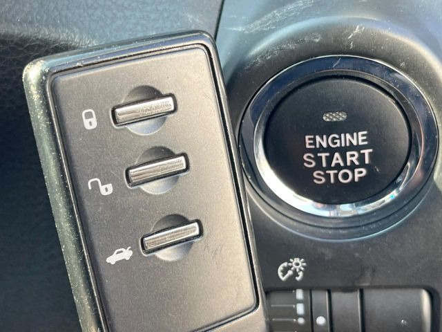 【アクセスキー&プッシュスタート】カバンやポケットに入れたままでもドアの施錠・解錠が可能なスマートキーを装備。エンジンのオン・オフ時もカギを取り出す必要が無く、ボタンをプッシュするだけでOK♪