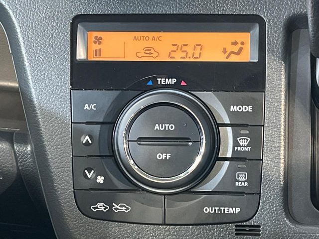 【オートエアコン】一度お好みの温度に設定すれば、車内の温度を検知し風量や温度を自動で調整。暑い…寒い…と何度もスイッチ操作をする必要はありません。快適な車内空間には必須の機能ですね♪