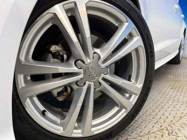 ●純正18インチアルミホイール:輸入車ならではの卓越した走りを支えるホイールと足回りです!日本車の走りに慣れている方にもぜひ体感して頂きたいほど、高いレベルでまとまっています!