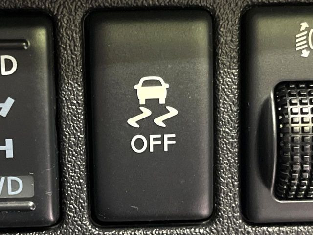 【横滑り防止装置】車両の横滑りを感知すると、自動的に車両の進行方向を保つように車両を制御します。雨の日など滑りやすい路面状況でも安全な運転が可能です。