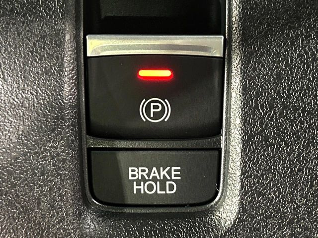 【オートブレーキホールド】信号待ちや渋滞で停車時にブレーキから足を離しても、停止状態を保持してくれます。前進するときはアクセルを踏めば自動で解除されるので安心♪街乗り運転が楽になります♪