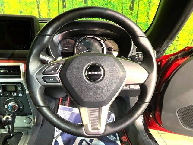 �C���e���A�ɍ��킹���f�U�C���̃X�e�A�����O�́A�^�]�������̂��Ƃ��l���A�^�]���₷���`��A�傫���ł��B�����x�A���ۂɐG���Ă��m���߂��������B