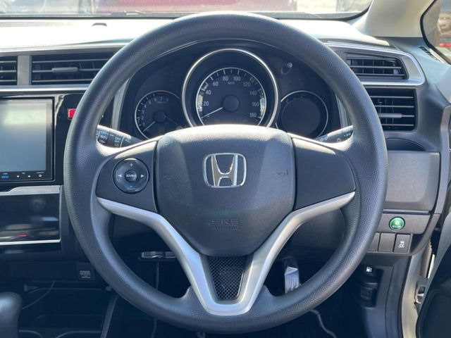 インテリアに合わせたデザインのステアリングは、運転される方のことも考え、運転しやすい形状、大きさです。是非一度、実際に触ってお確かめください。