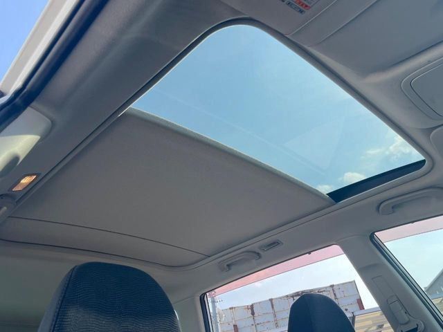 【パノラマルーフ】大型のガラスルーフ搭載で車内の解放感が一気にアップ!開放的なドライブをお楽しみいただけます。