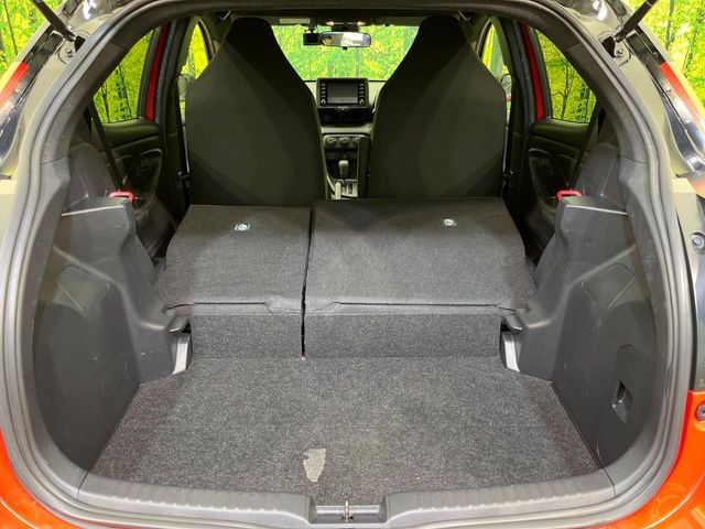 ���i�̂���������ʋ΁A���}���ɏ\���ȉ׎��X�y�[�X���m�ۂ��Ă���܂��B�Z�J���h�V�[�g��|���ƁA�傫�ȉו��̐ύڂ��\�ł���