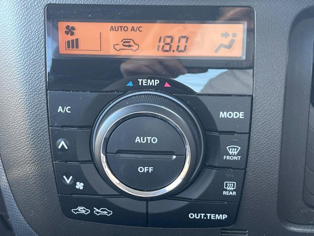 【オートエアコン】一度お好みの温度に設定すれば、車内の温度を検知し風量や温度を自動で調整。暑い…寒い…と何度もスイッチ操作をする必要はありません。快適な車内空間には必須の機能ですね♪