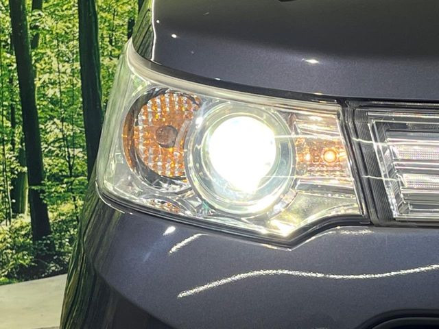 【HIDヘッドライト】非常に明るく前方を照らしてくれるので、悪天候や夜間の走行時も視界良好で安心してお乗りいただけます。