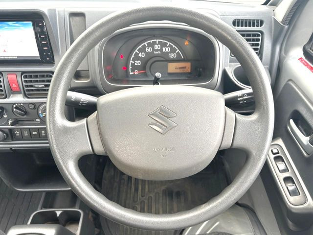 インテリアに合わせたデザインのステアリングは、運転される方のことも考え、運転しやすい形状、大きさです。是非一度、実際に触ってお確かめください。