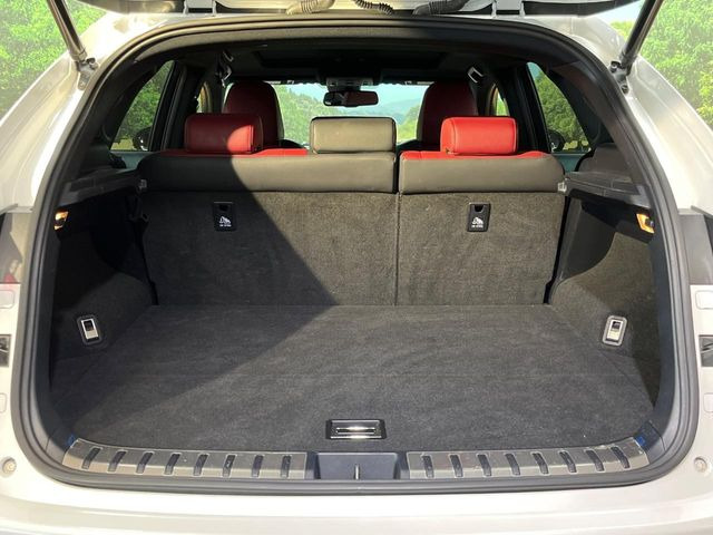 ���i�̂���������ʋ΁A���}���ɏ\���ȉ׎��X�y�[�X���m�ۂ��Ă���܂��B�Z�J���h�V�[�g��|���ƁA�傫�ȉו��̐ύڂ��\�ł���