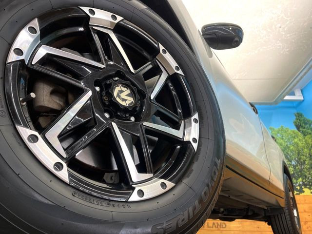 【17インチアルミホイール】外観にマッチしたアルミホイールを装着しております。各種アルミホイールや、スタッドレスタイヤも取扱いしております。是非ご相談ください♪