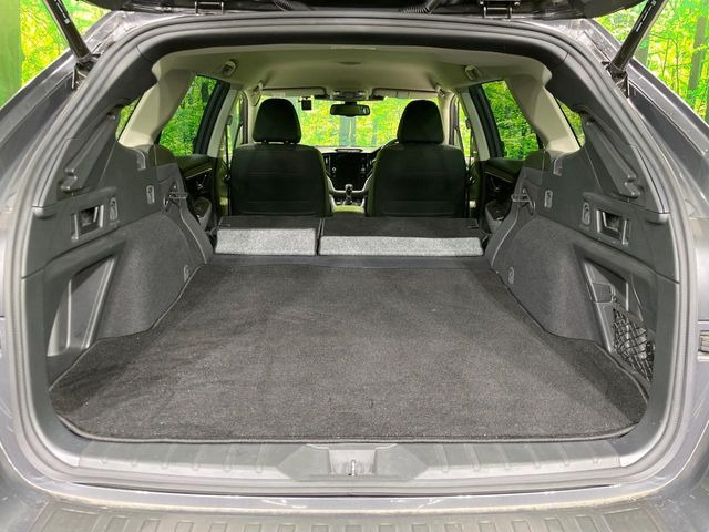 後席を格納すると、これだけの広さが!シーンに合わせたシートアレンジで、大きな荷物も積むことが出来ます♪