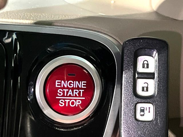 �yHonda�X�}�[�g�L�[�z�J�o����|�P�b�g�ɓ��ꂽ�܂܂ł��h�A�̎{���E�������\�ȃX�}�[�g�L�[�𑕔��B�G���W���̃I���E�I�t�����J�M�����o���K�v����������Ƃ��Ă��֗��ł���