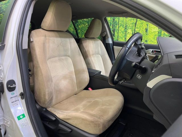 運転席まわりには十分なスペースがあり、大柄な方でもゆったり運転していただける環境です。