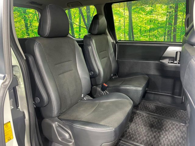 後部座席も気になるようなキズ・汚れやへたり等、大きなダメージはなく、良好な状態です。